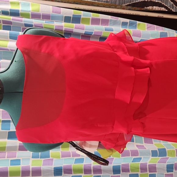 NEW! Red short dress with a cute ruffle size 8 - Picture 2 of 3